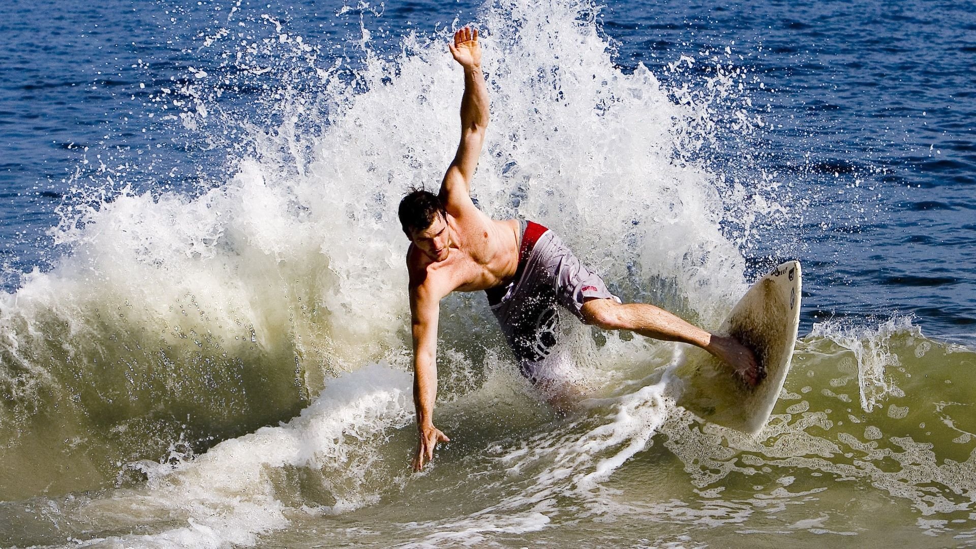 赛道与球场的双重奏，F1街道赛的极速狂飙与掘金力克的团队智慧