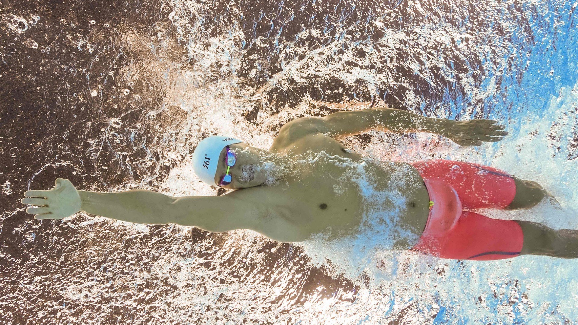 欧冠淘汰赛之夜，哈兰德关键进球定乾坤